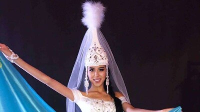 Казахстанка показала национальный наряд на конкурсе "Мисс Вселенная"