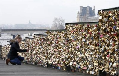 В Париже запретили вешать на мост "замки любви"