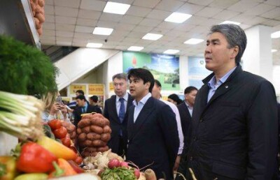 Аким Астаны и министр нацэкономики угостились куртом на рынке