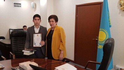 В МОН наградили студента, который спас троих детей при пожаре в Нур-Султане