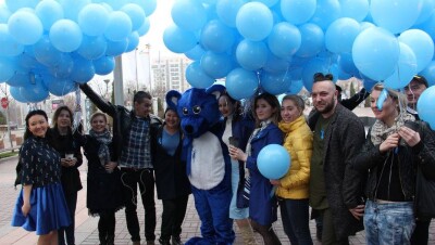 В Алматы запустили голубые шары в поддержку детей с аутизмом