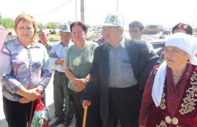 Жители Шымкента вышли с протестом к трассе, где регулярно сбивают детей