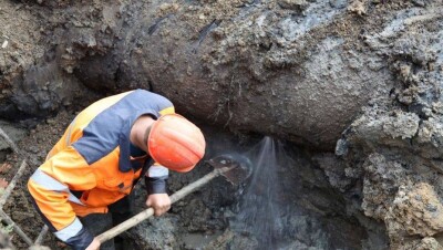 Строителей обвинили в крупной аварии на магистральном водопроводе в Астане
