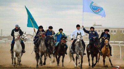 Аким Павлодарской области увлёк подчинённых конным спортом