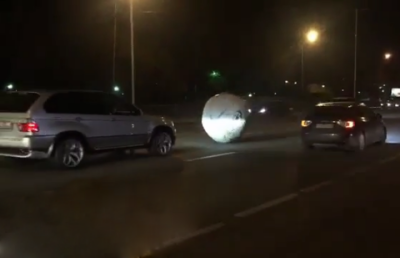 Огромный шар катается по дороге в Алматы