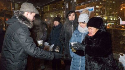 Елордалық волонтёрлар тұрғындарға ыстық шай ұсынды