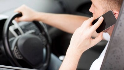 Полицейские в Астане разрешили себе не пристёгиваться и говорить по телефону за рулём 