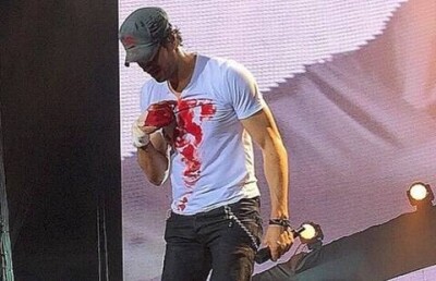 Энрике Иглесиас разрисовал своей кровью футболку