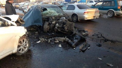 BMW на полном ходу протаранил забор, фуру и Hyundai в Алматы