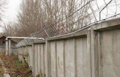 Забором станции КТЖ насмерть задавило семейчанина