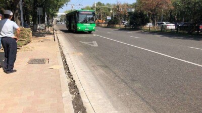 На реконструируемых улицах Алматы убрали карманы на остановках