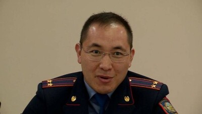 В соцсетях появилось видео, как главный полицейский Шымкента толкает заглохшее авто