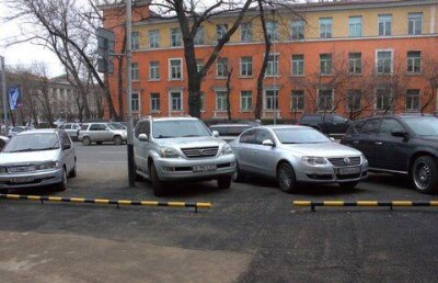 Алматинцы объявили бойкот ресторану, где вместо вырубленных деревьев появилась парковка