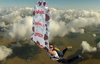 Необычное поздравление с рождением ребёнка сделал парашютист из Караганды