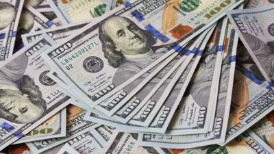 На три тенге подешевел доллар на бирже