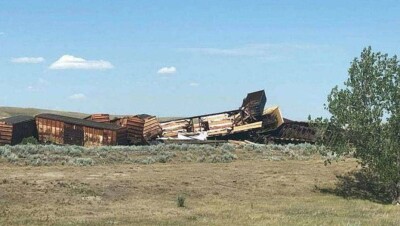 Почти 300 тысяч человек эвакуировали из-за схода вагонов с химикатами в Канаде