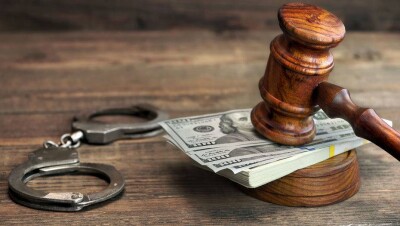 Судебный эксперт попался на взятке в 20 тысяч долларов в Атырау