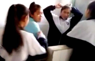 Видео жестокого избиения девочки-казашки в китайской школе появилось в сети