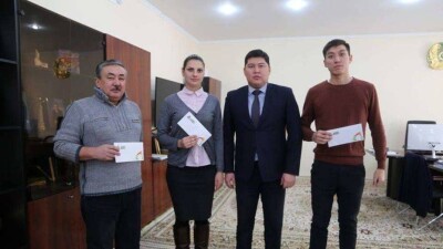В Усть-Каменогорске водителям, подвозящим людей в морозы, подарили талоны на бензин