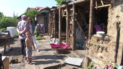 Больше месяца многодетная семья живёт в разрушенном от пожара доме в Костанае