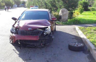 В Алматы водитель снёс забор и потерял колёса во время ДТП