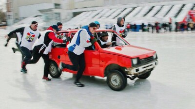 На Урале сыграли в кёрлинг автомобилями "Ока"