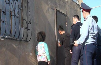 Закрывшись от маленькой дочери в доме, житель Шымкента покончил с собой