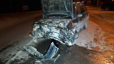 Два автомобиля лишились капотов в лобовом столкновении в Алматы