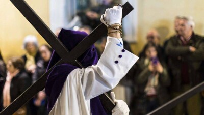 Почему люди становятся религиозными фанатиками? Разговор с психологом