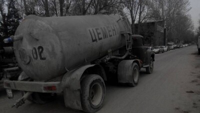 В уличных разборках в Алматы погиб человек, участники потасовки винят цементовоз