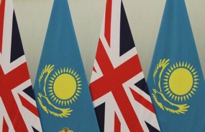 На ломаном казахском и русском языках поздравили британские дипломаты казахстанок с 8 Марта