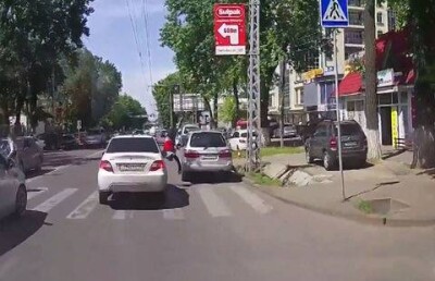 В Алматы сбитый на пешеходном переходе мальчик встал и побежал дальше 