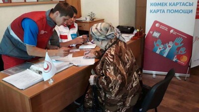 Фонд Булата Утемуратова раздал карты помощи пострадавшим от паводка в Кокшетау и Петропавловске