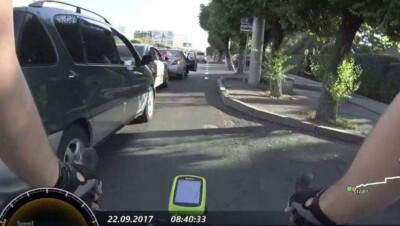 Велосипедист в День без автомобиля с трудом проехал по алматинскому проспекту