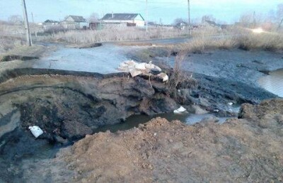 В селе Соколовка СКО из-за паводка обрушилась дорога