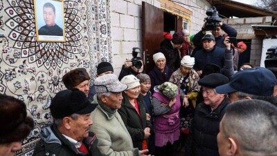 Бердыбек Сапарбаев посетил семью Дархана Абдрахыма, погибшего во время конфликта в Кордайском районе