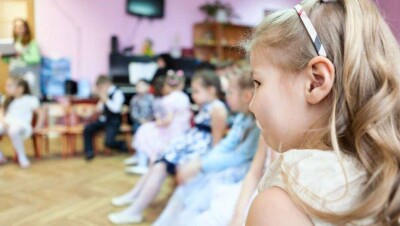 В ВКО, находящейся в "жёлтой" зоне, разрешили проводить утренники в дежурных группах школ и детсадов