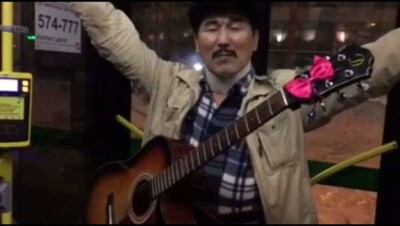 Певец из Шымкента играет на гитаре в автобусах Астаны