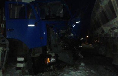 Карагандинские спасатели вытаскивали водителя из "КамАЗа" после столкновения с поездом 