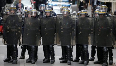 Полицейские Парижа готовятся к беспорядкам после президентских выборов