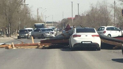 В Атырау ветром сорвало кровлю пятиэтажного дома