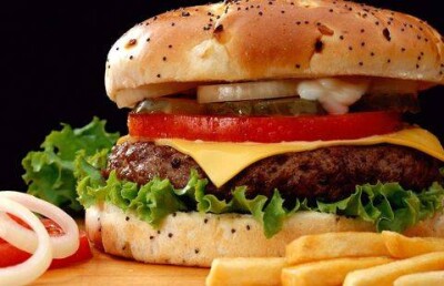 В Hardee’s прокомментировали появление червяка в бургере
