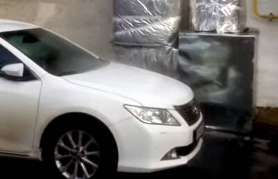 Бесплатную бесконтактную автомойку случайно устроили коммунальщики во дворе Алматы 