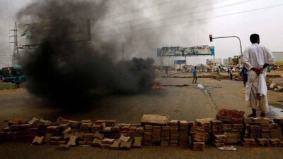 Число убитых демонстрантов в Судане достигло 100 человек