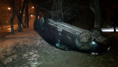 В Алматы водитель Skoda на скорости снёс знак "Уступи дорогу" и перевернулся вверх колёсами