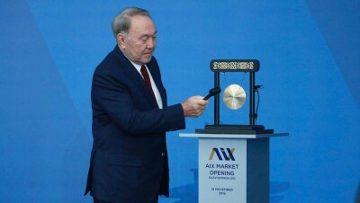 Нурсултан Назарбаев открыл торги на бирже Международного финансового центра "Астана"