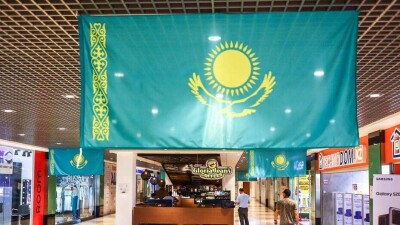 Флаги на балконах и гимн в гостинице. Как отмечают День госсимволов в Казахстане