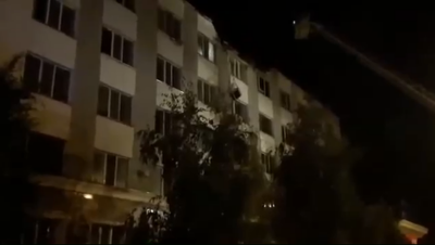 У пятиэтажного здания в Астане обвалилась кирпичная кладка на крыше