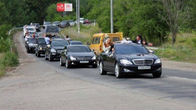 Нарушают ПДД в свадебных кортежах друзья жениха и невесты - полиция Алматы