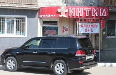 Внедорожник акима Костанайской области Нуралы Садуакасова заметили возле секс-шопа